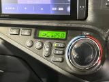 【オートエアコン】一度お好みの温度に設定すれば、車内の温度を検知し風量や温度を自動で調整。暑い&hellip;寒い&hellip;と何度もスイッチ操作をする必要はありません。快適な車内空間には必須の機能ですね♪