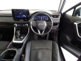 革巻きステアリングで快適な操作性の運転席です。