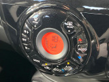 【オートエアコン】一度お好みの温度に設定すれば、車内の温度を検知し風量や温度を自動で調整。暑い&hellip;寒い&hellip;と何度もスイッチ操作をする必要はありません。快適な車内空間には必須の機能ですね♪