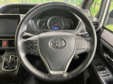 【純正革巻きステアリング】上質な革を使用することで、手にしっかり馴染みとても運転しやすいハンドルです♪