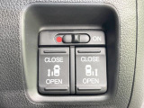 【両側パワースライドドア】スマートキーや運転席のスイッチで後席両側スライドドアの開閉が可能♪電動だから力を入れてドアを開ける必要が無く、小さなお子様でも簡単に開け閉めでき快適です♪