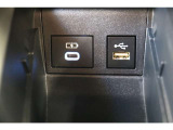 データ通信/給電用と、給電用(Type-C)のUSBポートも装備されています。車内にあると便利なアイテムのひとつですね! 後席用にセンターコンソールの後方にも給電用USBを装備しています。