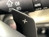 【パドルシフト】ハンドルから手を離さずに素早くシフトアップ&ダウンができるので、エンジンブレーキを使う下り坂や高速道路の合流で加速したい場面で役立ちます。