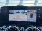 【360&deg;カメラシステム】4つのカメラにより、車両周囲を俯瞰で確認することができます。カメラの呼び起しは手動でも可能ですので、狭い道でも安心してお乗りいただけます。