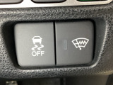VSA装備車です。VSAはドライバーの操作と車の動きを見守っています。もし車の挙動が乱れたとき、4輪別々にブレーキをかけたり、エンジンパワーをしぼることによって車を安定させます。