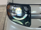【LEDヘッドライト】悪天候や夜間走行時も良好な視界を確保し安心して運転できる高輝度LEDヘッドライトを装備!点灯速度が早く、消費電力も抑えられています。