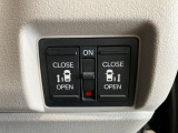 【リア両側パワースライドドア】リモコンなどで自動開閉。Hondaスマートキーを携帯していれば、軽い力で解錠とドアオープンが行えます。半ドア状態まで閉めると、自動的に全閉する機能付き。