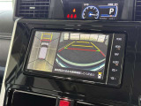 【PVM】映像を合成して、車を真上から見下ろしたような映像をナビゲーション画面に表示する機能です。運転席からでは見にくい車の周囲の状況を把握し、駐車や狭い道での走行などを安全に行えます。