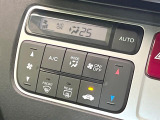 【オートエアコン】一度お好みの温度に設定すれば、車内の温度を検知し風量や温度を自動で調整。暑い&hellip;寒い&hellip;と何度もスイッチ操作をする必要はありません。快適な車内空間には必須の機能ですね♪