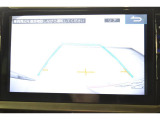 バックモニター付き。車両後方の映像がナビ画面に表示されるので、車庫入れが苦手な人も安心です。ただし、目視確認もお忘れなくお願いいたします。