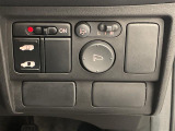 【電動格納ミラー】運転席のスイッチで、ドアミラーの開閉や角度の調整ができます。
