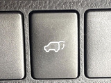 【パワーバックドア】スマートキーや運転席のボタンを押すだけでリアゲートが自動で開閉します!荷物を持っている時や、高い位置にあるバックドアを閉める際に便利な機能です♪