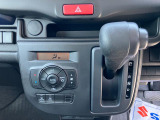 設定した温度に自動調整【オートエアコン】★車内を快適に保ちます♪足元すっきりの【インパネシフト】!