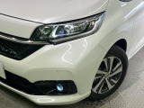 【LEDヘッドライト】悪天候や夜間走行時も良好な視界を確保し安心して運転できる高輝度LEDヘッドライトを装備!点灯速度が早く、消費電力も抑えられています。