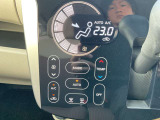 タッチパネル式オートエアコン、お掃除もサッと拭くだけで完了です。