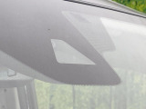 【エマージェンシーブレーキ】走行中に前方の車両等を認識し、衝突しそうな時は警報とブレーキで衝突回避と被害軽減をアシスト。より安全にドライブをお楽しみいただけます。
