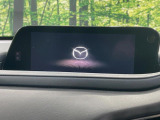 【8.8インチマツダコネクト】車内の雰囲気にマッチした大型のディスプレイ。スマホ接続でのナビ使用やBluetooth再生等、様々な機能が楽しめます。直感的なダイヤル操作が可能で、使い勝手も良好です。