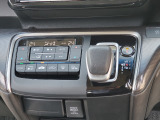 運転席より操作性の良いシフトレバーと、オートエアコンのスイッチ等の画像です。
