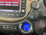 【オートエアコン】一度お好みの温度に設定すれば、車内の温度を検知し風量や温度を自動で調整。暑い&hellip;寒い&hellip;と何度もスイッチ操作をする必要はありません。快適な車内空間には必須の機能ですね♪