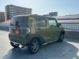 右斜め後ろからの特徴的なフォルム。ボックス型で車体全体を把握しやすく運転しやすそうですね♪