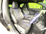 【専用スポーツシート】ホールド性に優れ、カーブ時の体が流れを抑制してくれます。また、体にフィットするから腰や背中が疲れにくく、ロングドライブや高速走行でも快適にお過ごしいただけます♪