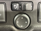 【電動格納ミラー】運転席のスイッチで、ドアミラーの開閉や角度の調整ができます。