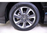 切削光輝+ダークグレーメタリックの純正のアルミホイールを装着しています。タイヤサイズは205/60R16です。
