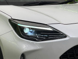 【LEDヘッドライト】悪天候や夜間走行時も良好な視界を確保し安心して運転できる高輝度LEDヘッドライトを装備!点灯速度が早く、消費電力も抑えられています。
