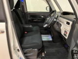 運転席助手席はベンチシートとなっております横移動も楽にできます