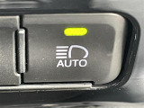 【オートマチックハイビーム(AHB)】フロントウインドウガラス上部に設置された前方カメラにより、前方車両のランプや街路灯などの明るさを判定し、自動的にハイビームとロービームを切り換えてくれます!