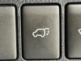 【パワーバックドア】スマートキーや運転席のボタンを押すだけでリアゲートが自動で開閉します!荷物を持っている時や、高い位置にあるバックドアを閉める際に便利な機能です♪