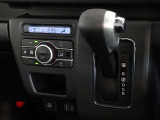 車内を快適に、オートエアコンを装備しています。