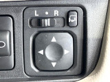 【電動格納ミラー】サイドミラーは電動格納式となっており、狭い駐車場でもキズがつくリスクを抑えられます。