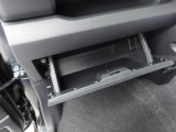 グローブボックスは手前に引くタイプ。収納がシンプルだから、整頓すると使いやすさが一気に上がります。