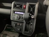 インパネにシフトレバーがあることで、車内空間の広さを確保♪シフト位置がハンドルに近いので操作性にも優れております!エアコンはオートエアコンになっています!