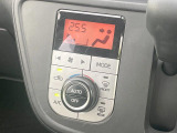 【オートエアコン】一度お好みの温度に設定すれば、車内の温度を検知し風量や温度を自動で調整。暑い&hellip;寒い&hellip;と何度もスイッチ操作をする必要はありません。快適な車内空間には必須の機能ですね♪