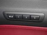 リクライニングやドアミラーをはじめとするドライビングポジションの調整がスイッチ操作ひとつで行えます。メモリーは3名分まで登録可能です。