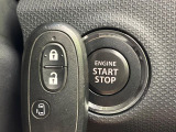 【キーレススタートシステム】カバンやポケットに入れたままでもドアの施錠・解錠が可能なスマートキーを装備。エンジンのオン・オフ時もカギを取り出す必要が無いからとっても便利です♪