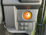 ボタン1つでエンジンを始動【キーレスプッシュスタート】!各機能のスイッチは運転席から操作ラクラク。