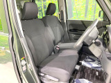運転席まわりには十分なスペースがあり、大柄な方でもゆったり運転していただける環境です。