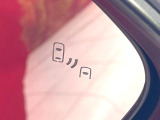 【ブラインドスポットモニター】走行中、ドアミラーの死角になりやすい箇所に後続車が接近するとサイドミラーのレンズに警告を表示!ドライバーに注意喚起をしてくれます。