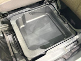 【シートアンダーボックス】シートの下に大容量の収納スペースが備わっており、靴や洗車グッズなど、外から見られたくないものをすっきり収納できて便利!