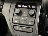 【オートエアコン】一度お好みの温度に設定すれば、車内の温度を検知し風量や温度を自動で調整。暑い&hellip;寒い&hellip;と何度もスイッチ操作をする必要はありません。快適な車内空間には必須の機能ですね♪