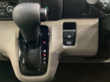 CVT車のセレクトレバーです。低速から高速まで、変速ショックのないスムーズな走りと、エンジン効率のよい領域を維持して燃費にも貢献します。サイドブレーキはスイッチ操作の電子制御パーキングブレーキです。