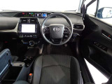 革巻き(合皮製)ステアリングで快適な操作性の運転席です。