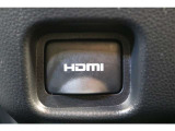 音声と映像が1本のケーブルで伝送できる便利なHDMIを装備しています。iPhoneやスマートフォンの画面と全く同じ画面がカーナビの画面に表示されるので、地図アプリや動画などのミラーリングが可能です。