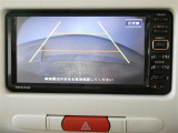 後方の死角を軽減して、狭い場所での切り返しや駐車もしやすくなるバックモニターを装備してます♪