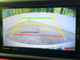 【バックカメラ】駐車時に後方がリアルタイム映像で確認できます。大型商業施設や立体駐車場での駐車時や、夜間のバック時に大活躍!運転スキルに関わらず、今や必須となった装備のひとつです!