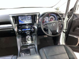 運転席周りのレイアウトをご覧ください。ナビゲーションが綺麗に装着されスッキリ収まってますね!操作スイッチも手が届きやすくわかりやすいです!