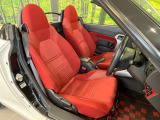 【専用スポーツシート】ホールド性に優れ、カーブ時の体が流れを抑制してくれます。また、体にフィットするから腰や背中が疲れにくく、ロングドライブや高速走行でも快適にお過ごしいただけます♪